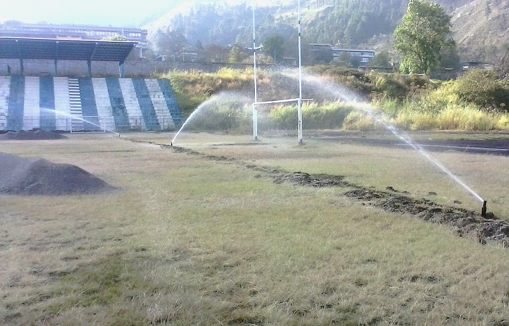 En el campo de fútbol del estadio de La Hechicera efectúan una labor importante de recuperación, tras el convenio con el equipo ULA FC. (Foto: Cortesía de Dirección de Deportes ULA)
