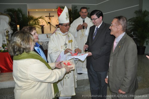 BAUTIZO-DEL-LIBRO-DOS-PONTIFICES-DOS-SANTOS-PARA-EL-TERCER-MILENIO-7-500x332