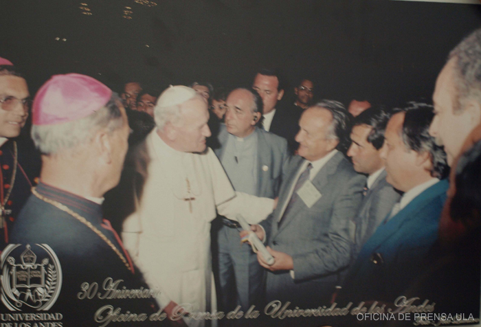 Juan Pablo II junto al Rector Magnífico, Doctor Pedro Rincón Gutiérrez, en la Basílica Menor de Mérida - 1985